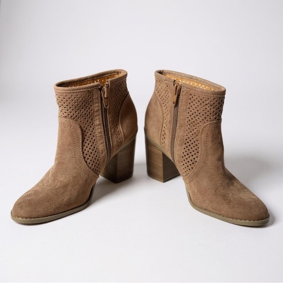 Universal Thread Women’s Size 6 Tan Suede Ankle Booties Country Zipper Boho - Picture 1 of 4